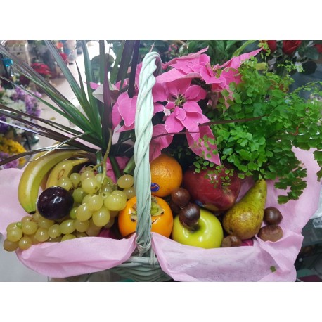 Cesta mediana de plantas y fruta